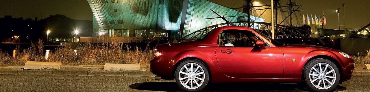 Auto rojo estacionado en las calles de Ámsterdam