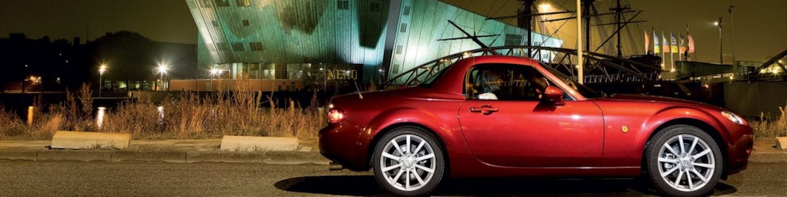 Auto rojo estacionado en las calles de Ámsterdam