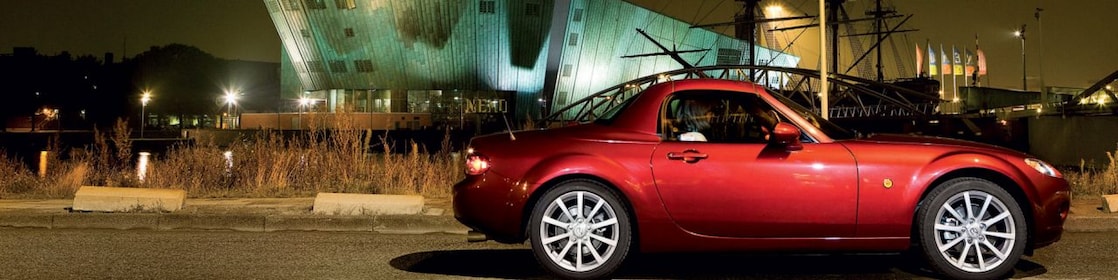 Auto rojo estacionado en las calles de Ámsterdam