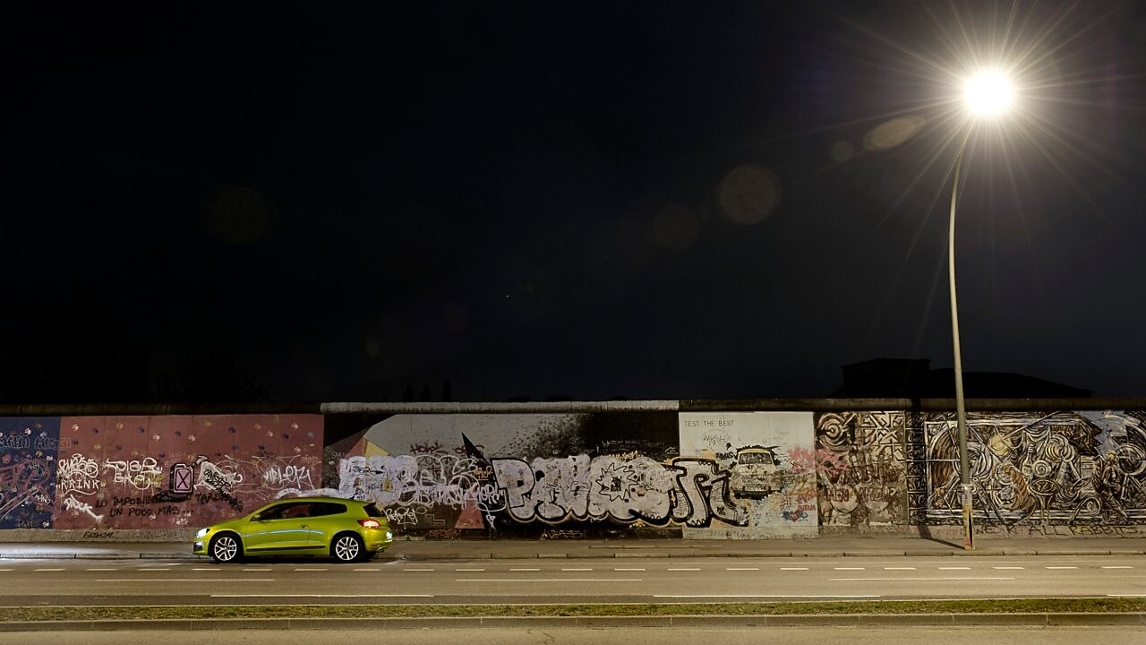 Auto circulando por la calle