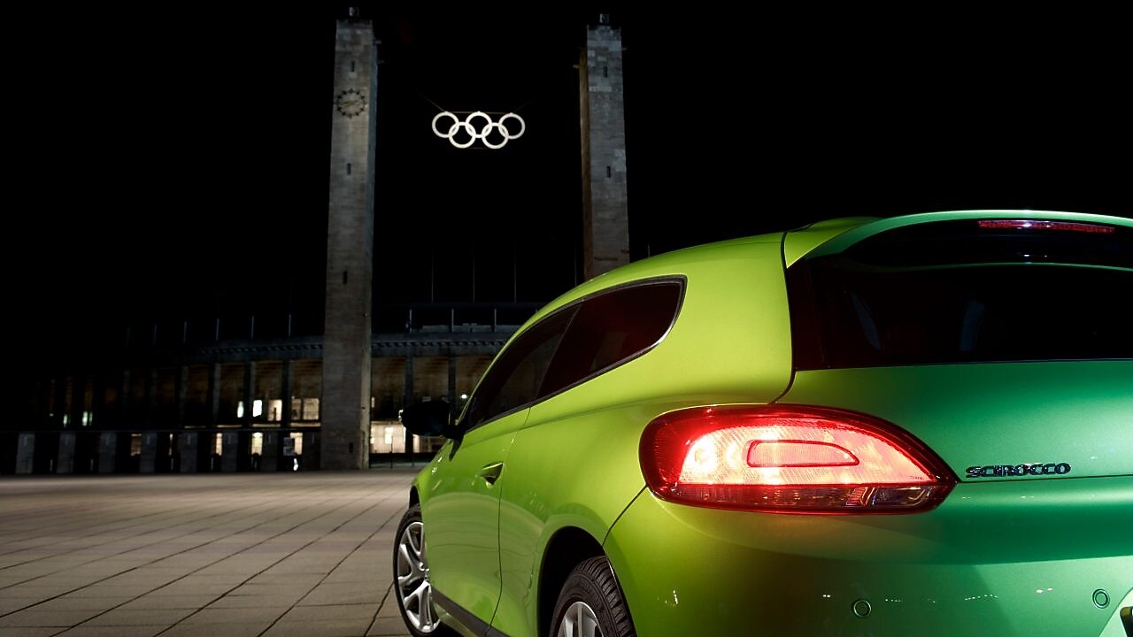 Auto en la ruta de noche