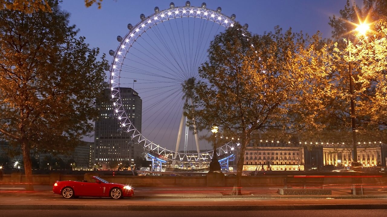 Auto en una calle de la ciudad de Londres