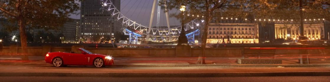 Auto en una calle de la ciudad de Londres
