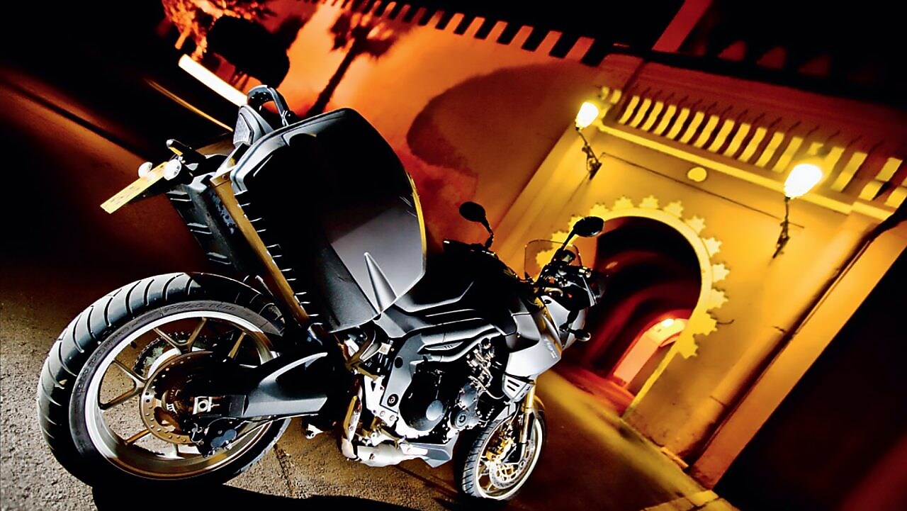 Moto estacionada al costado de la ruta