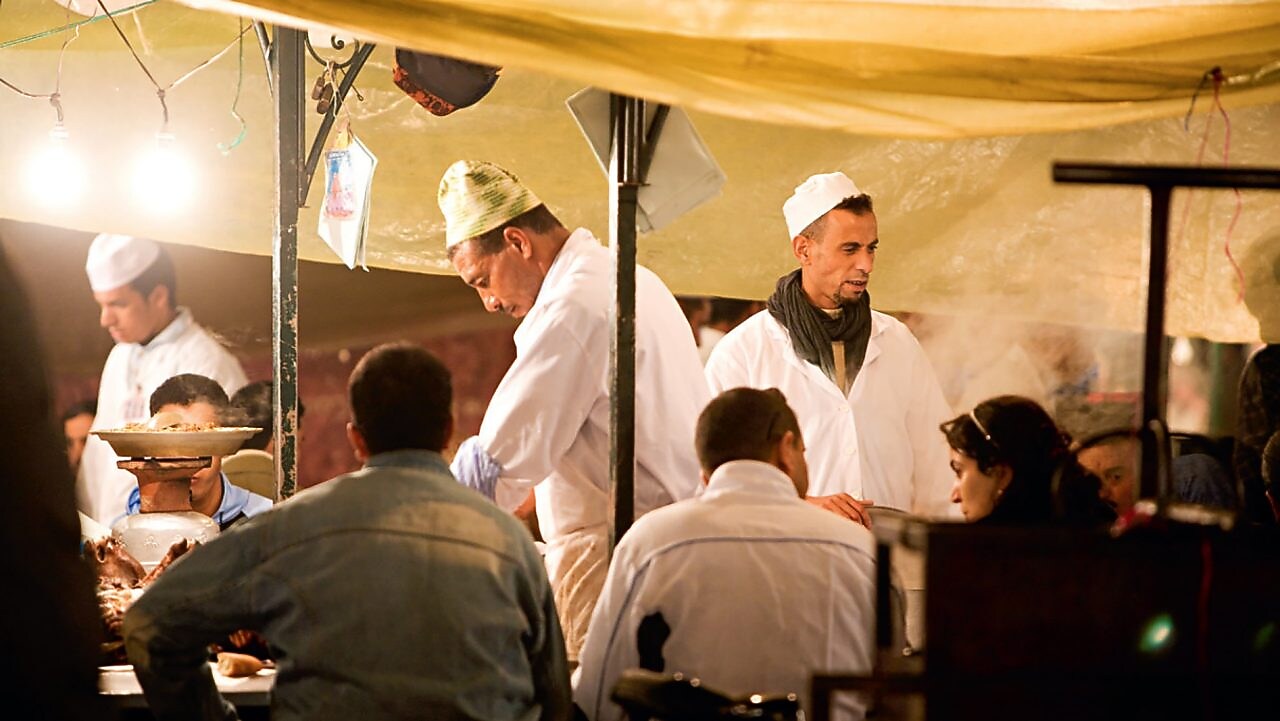 Chef sirviendo una deliciosa comida a los clientes
