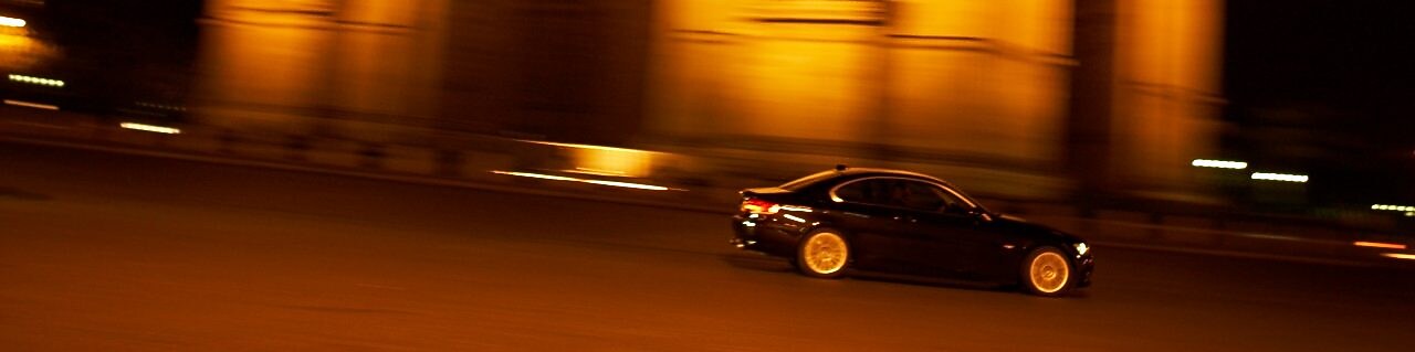 Auto en la ruta de noche