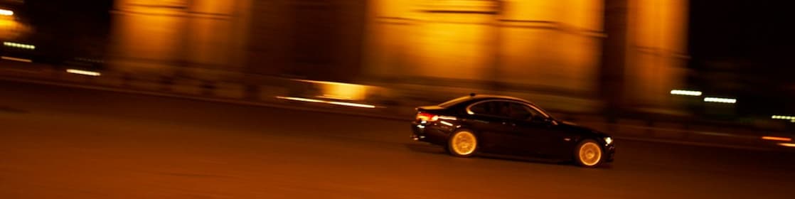 Auto en la ruta de noche