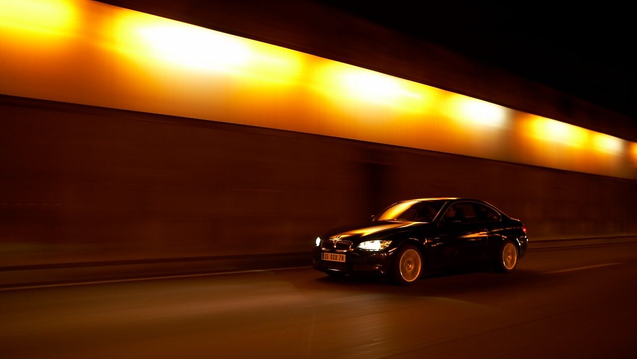 Auto en un túnel 
