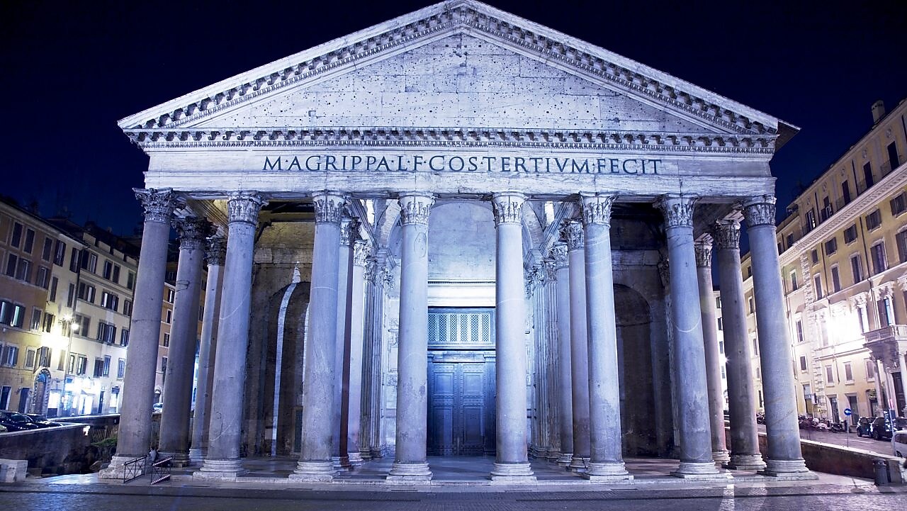 Ruinas de un edificio de la ciudad de Roma de noche
