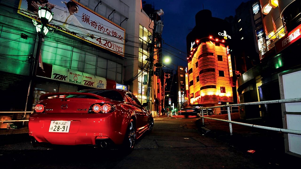 Mazda conduciendo de noche por Tokio