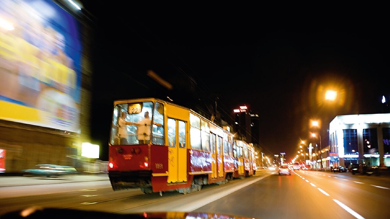 Tranvía en una calle de Varsovia de noche