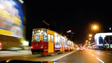 Tranvía en una calle de Varsovia de noche