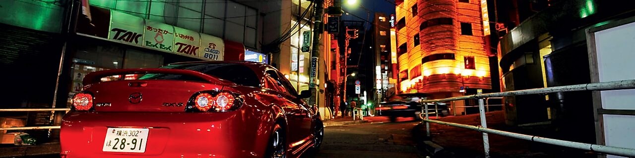 Mazda conduciendo de noche por Tokio