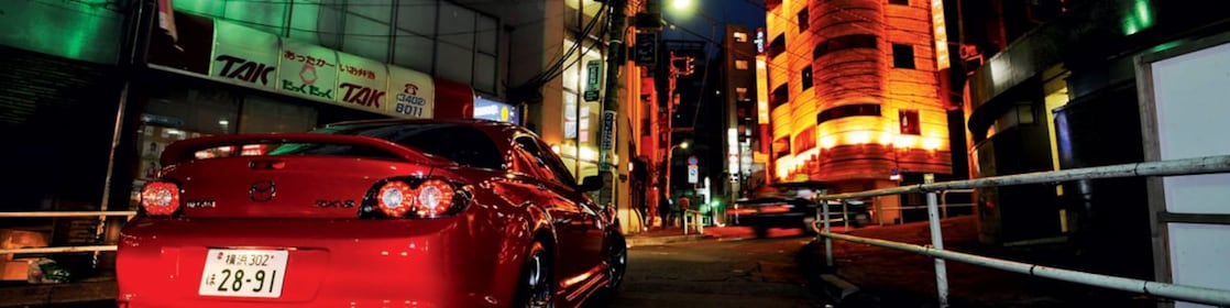 Mazda conduciendo de noche por Tokio
