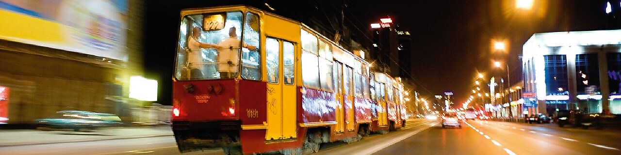 Tranvía en una calle de Varsovia de noche