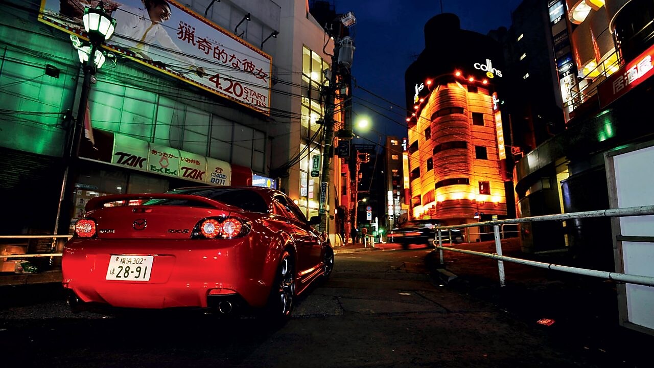 Mazda conduciendo de noche por Tokio
