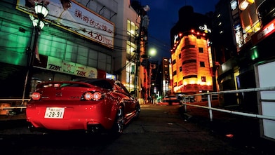 Mazda conduciendo de noche por Tokio