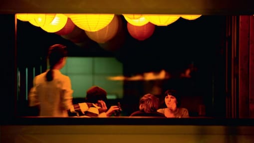 Gente sentada en un restaurante