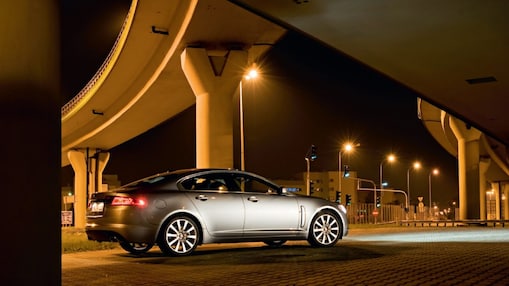 auto en la calle a medianoche