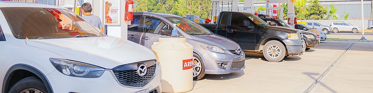 Parte frontal de un auto amarillo circulando por un túnel, con vista del faro delantero y el espejo lateral derechos
