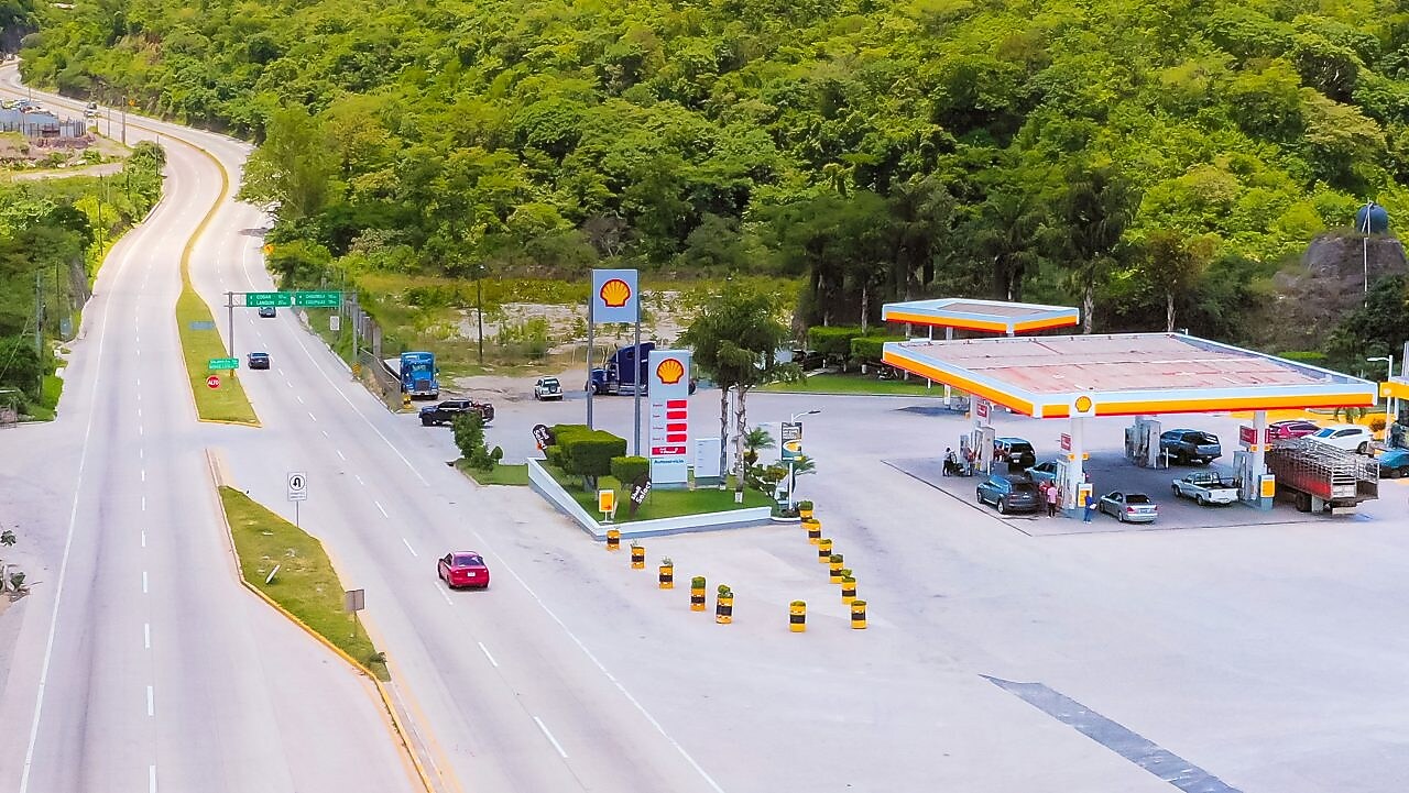 Estacion de servicio Shell en una carretera