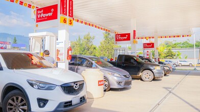 Coches en una estacion de servicio Shell