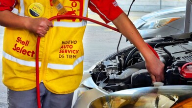 Mecánico reparando un auto
