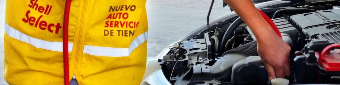 Mecánico reparando un auto