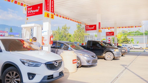 Coches en una estacion de servicio Shell