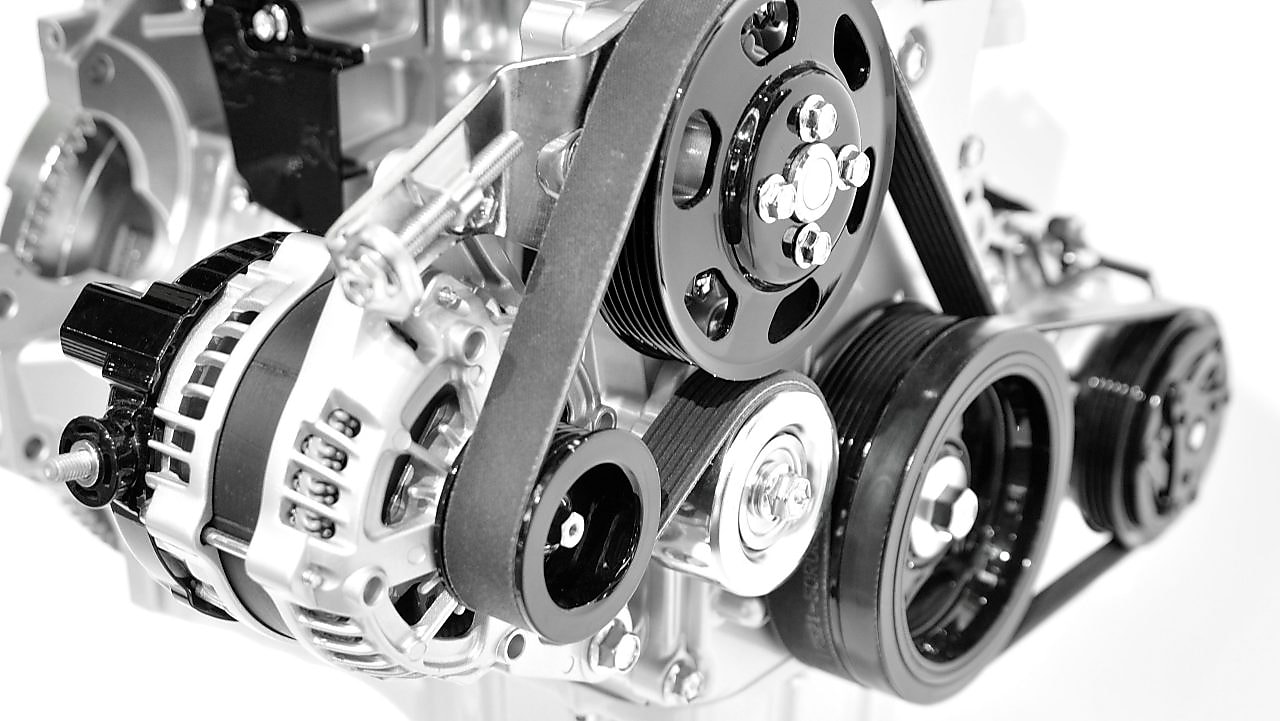 Imagen de un motor de auto sobre fondo amarillo