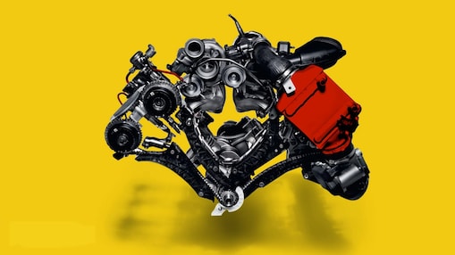 Maquinaria de turboalimentación con fondo amarillo