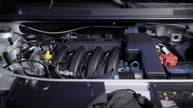 Motor de un auto, con núcleo amarillo y embellecedor rojo