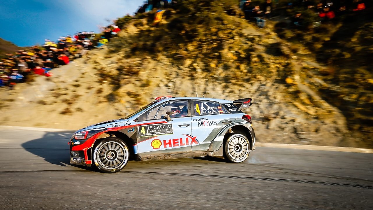 Coche de rally derrapando en una curva en el Campeonato del Mundo de Rally