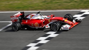 Auto Ferrari de Fórmula Uno 2016 cruzando la línea de meta