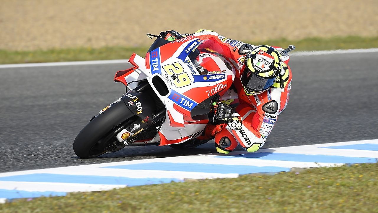 Superbike y piloto de Ducati corriendo por una curva de la pista