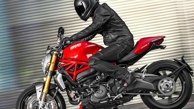 Hombre andando una moto que usa aceite de alta calidad para motor de motocicleta