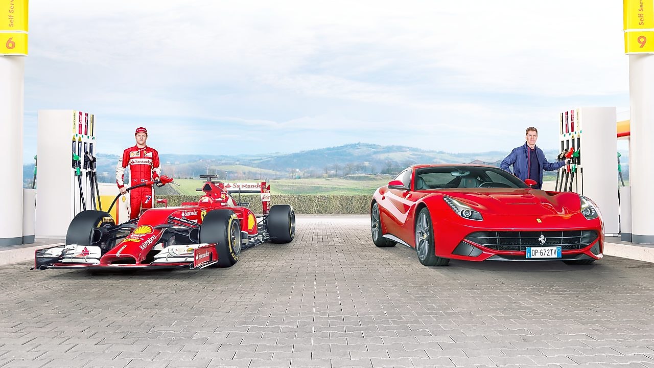 Sebastian Vettel y Kimi Raikkonen llenan sus Ferraris en una estación de Shell