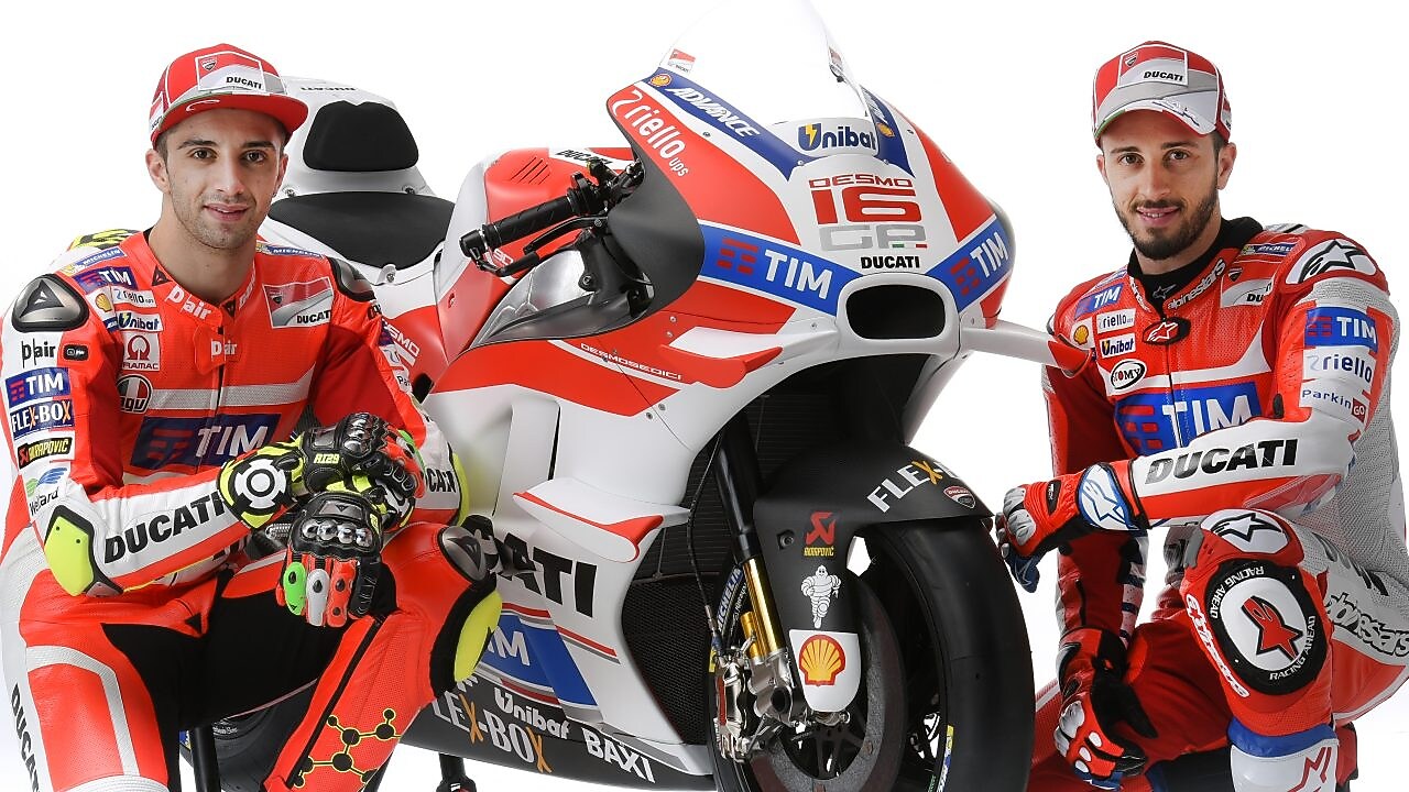 Dos pilotos de Ducati 2016 sentados junto a una moto Ducati