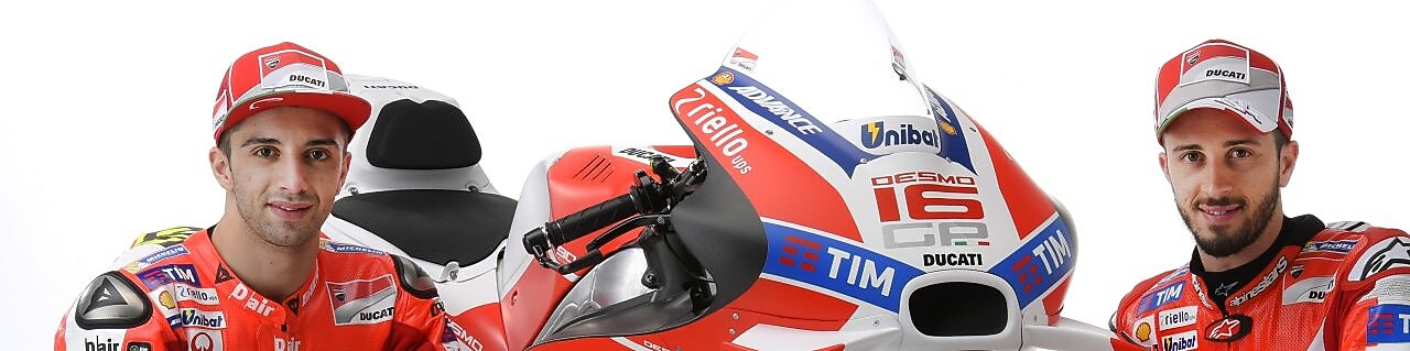 Dos pilotos de Ducati 2016 sentados junto a una moto Ducati