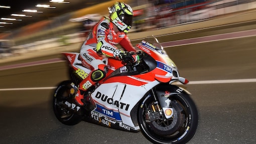 Piloto de Ducati conduciendo una moto a alta velocidad en una pista de noche