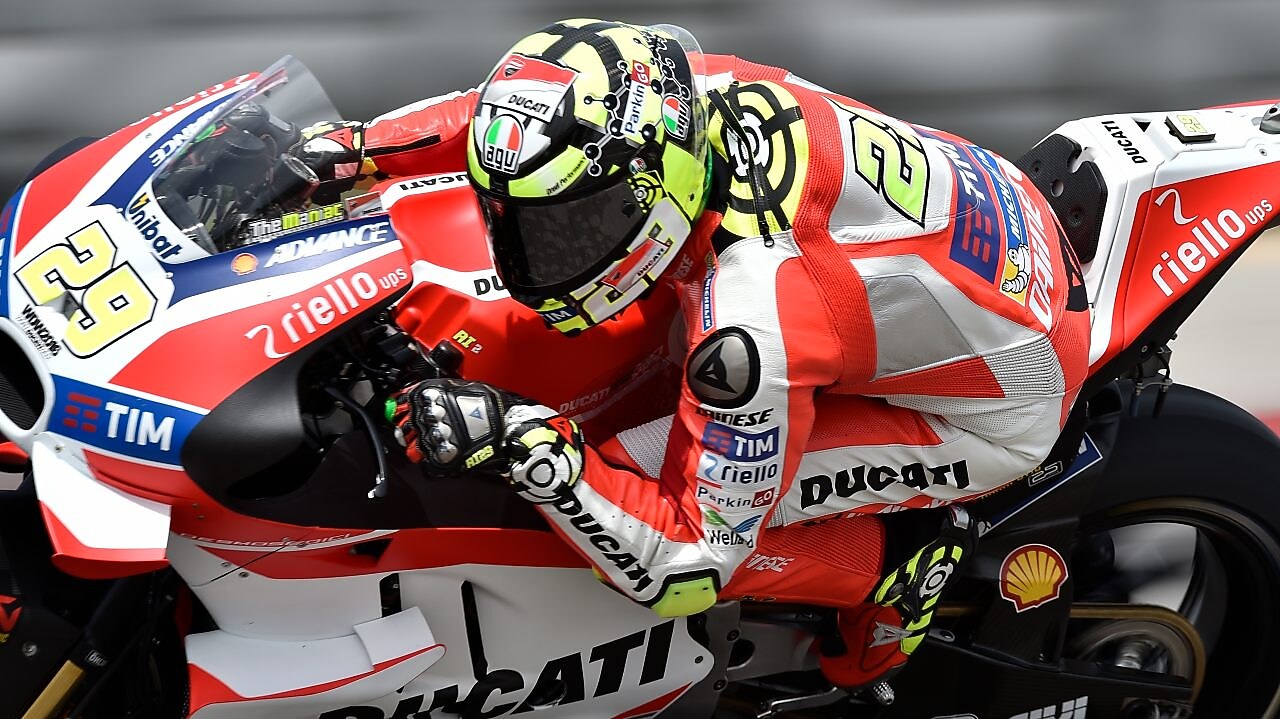 Piloto de Ducati sobre su moto inclinándose en una curva durante la carrera