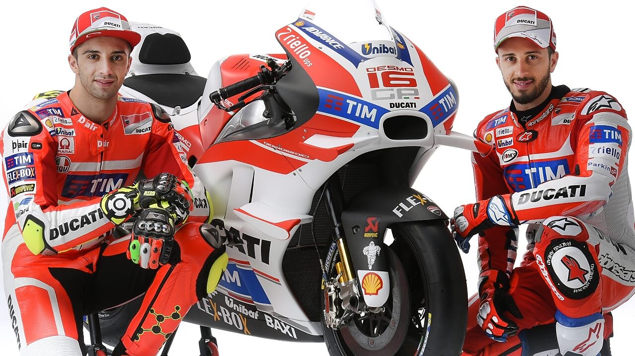 Dos pilotos de Ducati 2016 sentados junto a una moto Ducati