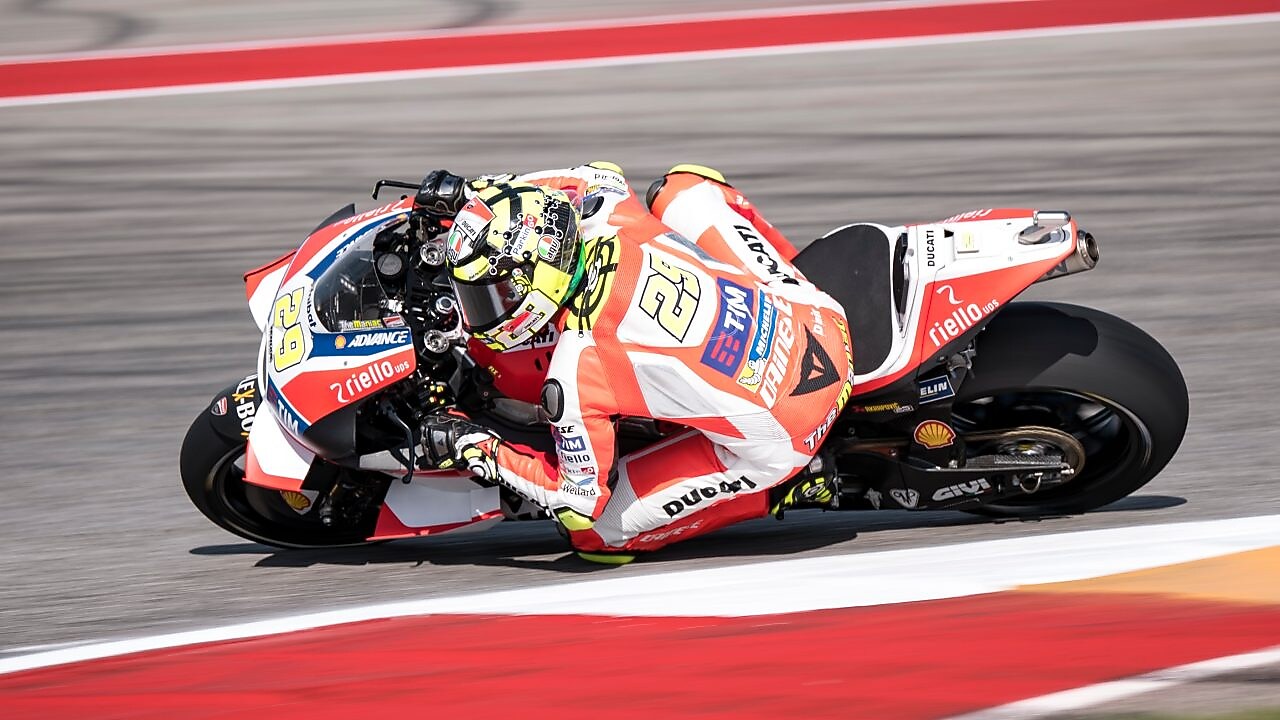 Piloto de Ducati compitiendo en MotoGP