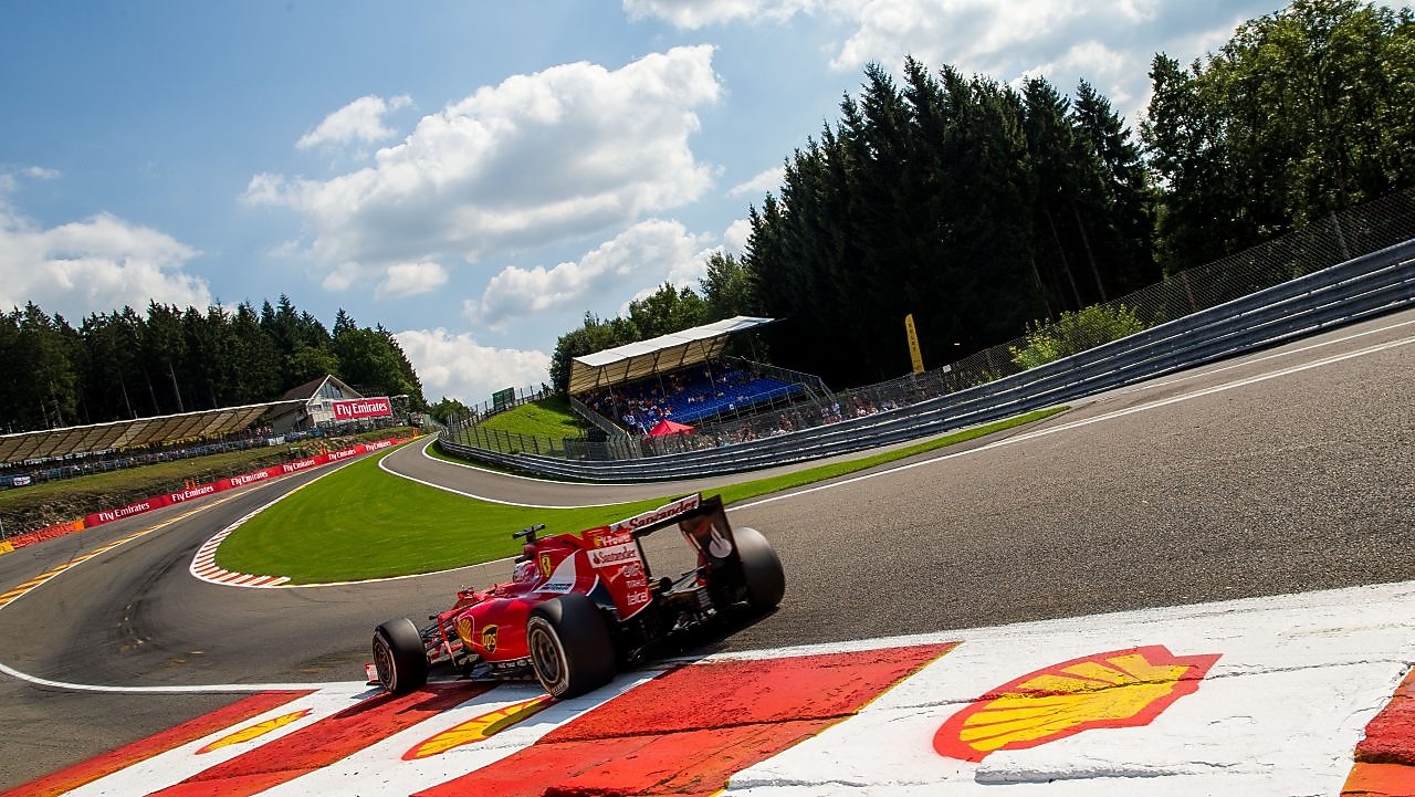 El coche rojo de Ferrari en la pista de F1
