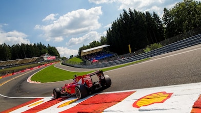 El coche rojo de Ferrari en la pista de F1