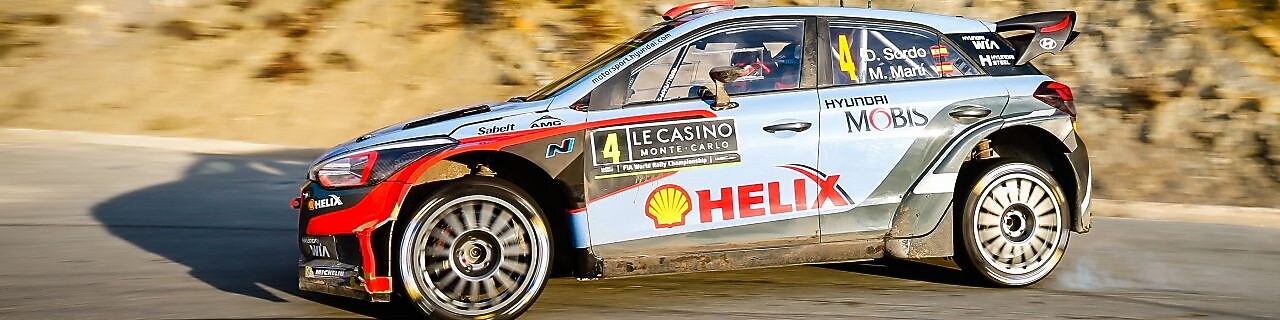 Coche de rally derrapando en una curva en el Campeonato del Mundo de Rally