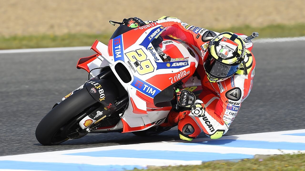 Superbike y piloto de Ducati corriendo por una curva de la pista