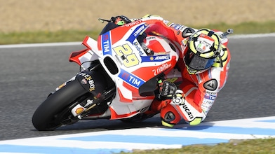 Superbike y piloto de Ducati corriendo por una curva de la pista