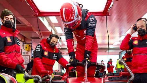 Piloto saliendo de un coche de formula 1