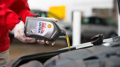 Vertido de Shell Helix Ultra en un motor